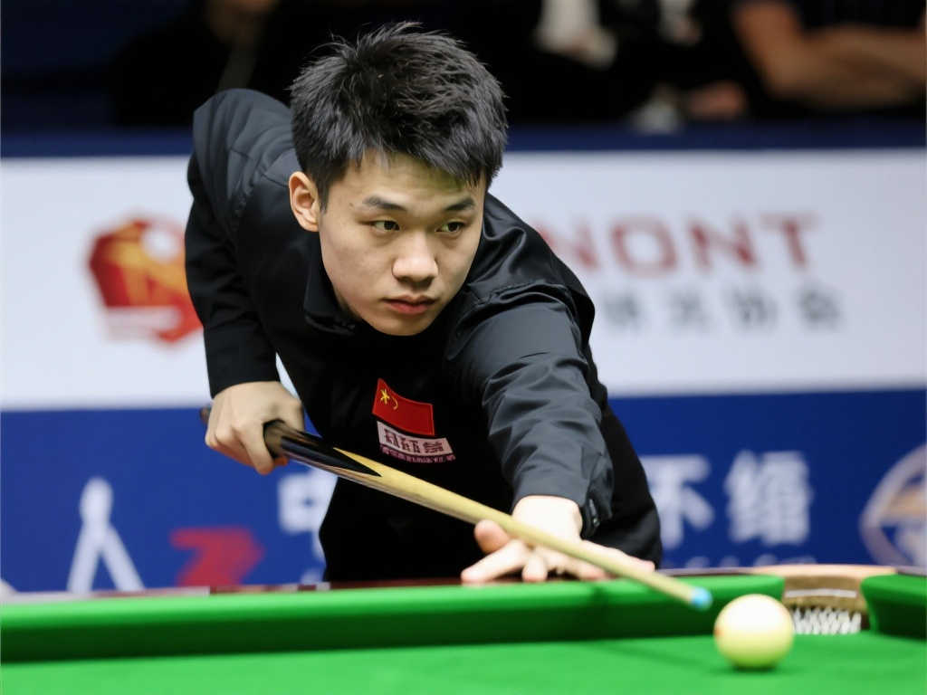 他在场上默 他在场上默